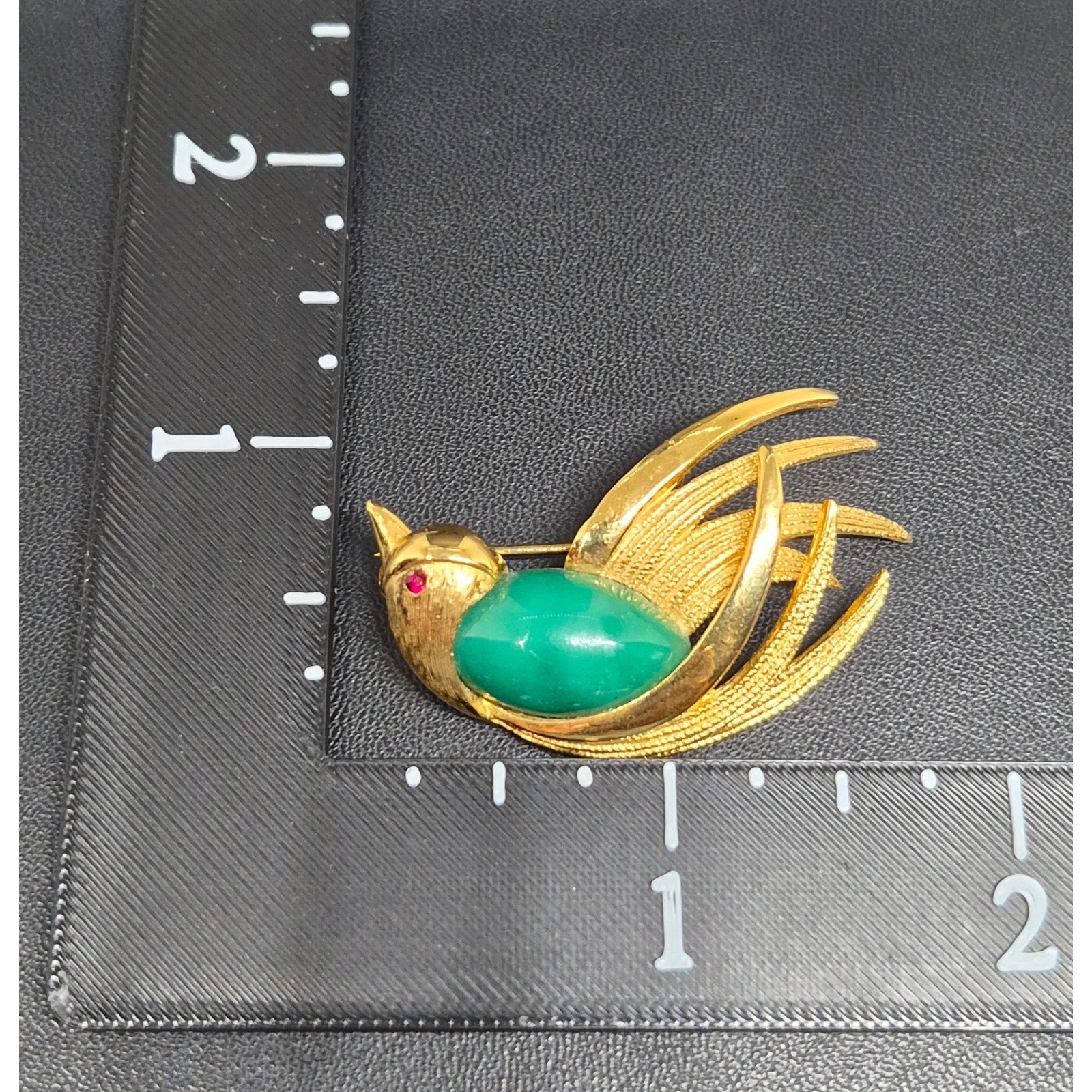 Vintage Bird Brooch Woman Gold Tone Green Cabochon Red Eye Textured Feather Pin