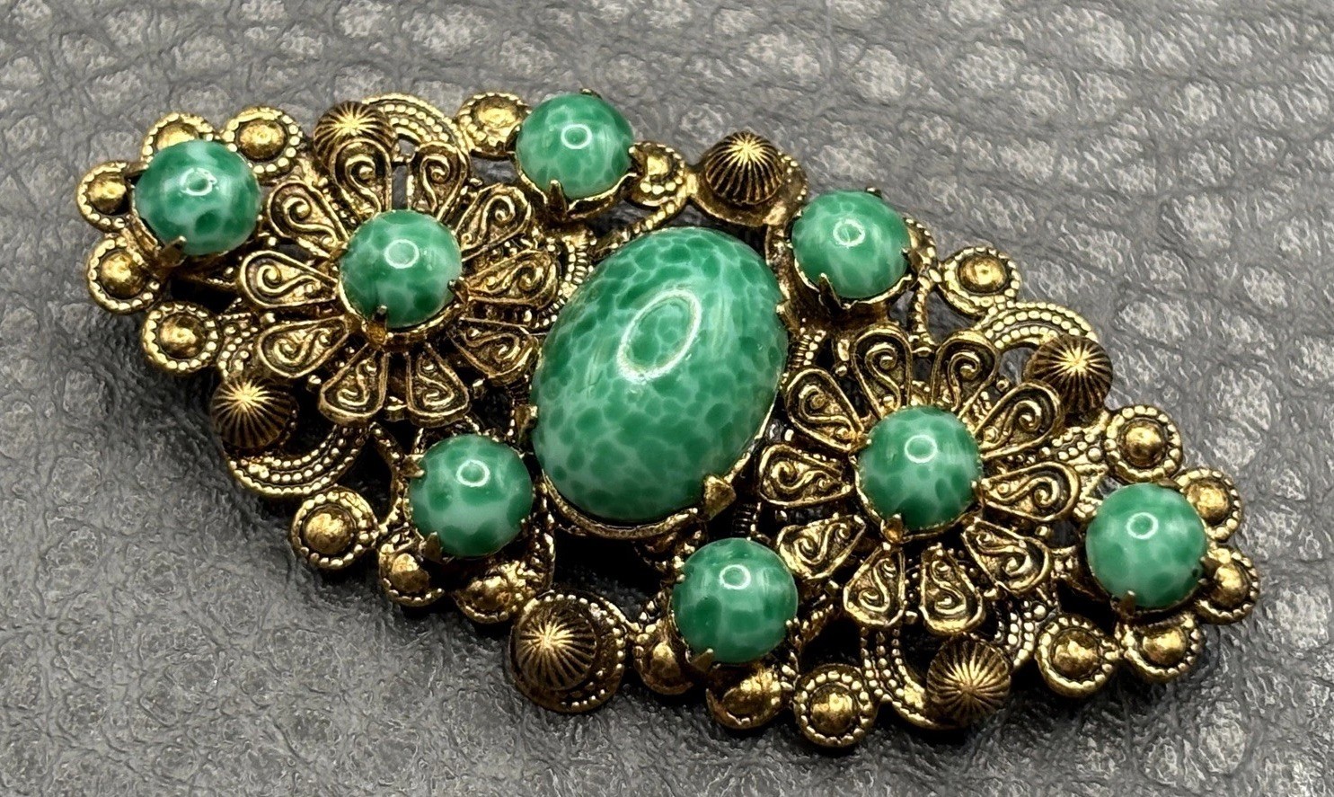 Vintage Speckled Peking Style Filigree Brooch Green Gold Tone Pin