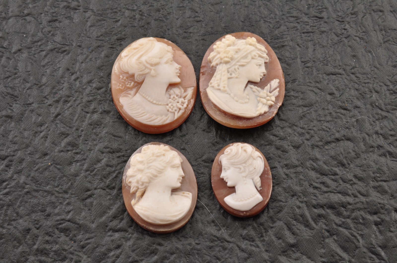 11 items , vintage shell cameo White and brown color (Total 302.0ct) with case.