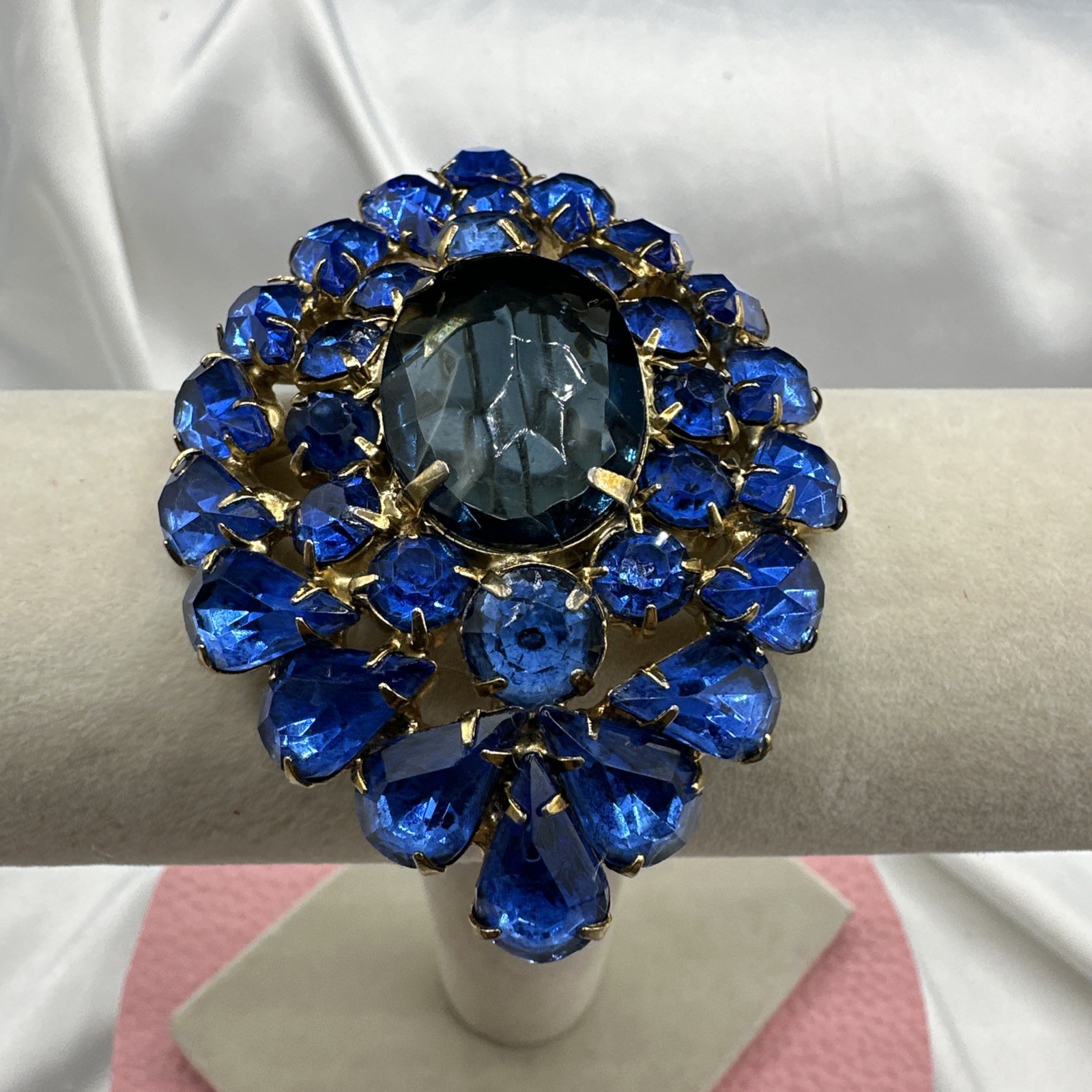 Vtg Unique Exclusive Oval Domed Blue Austrian Crystal Brooch. See pics.