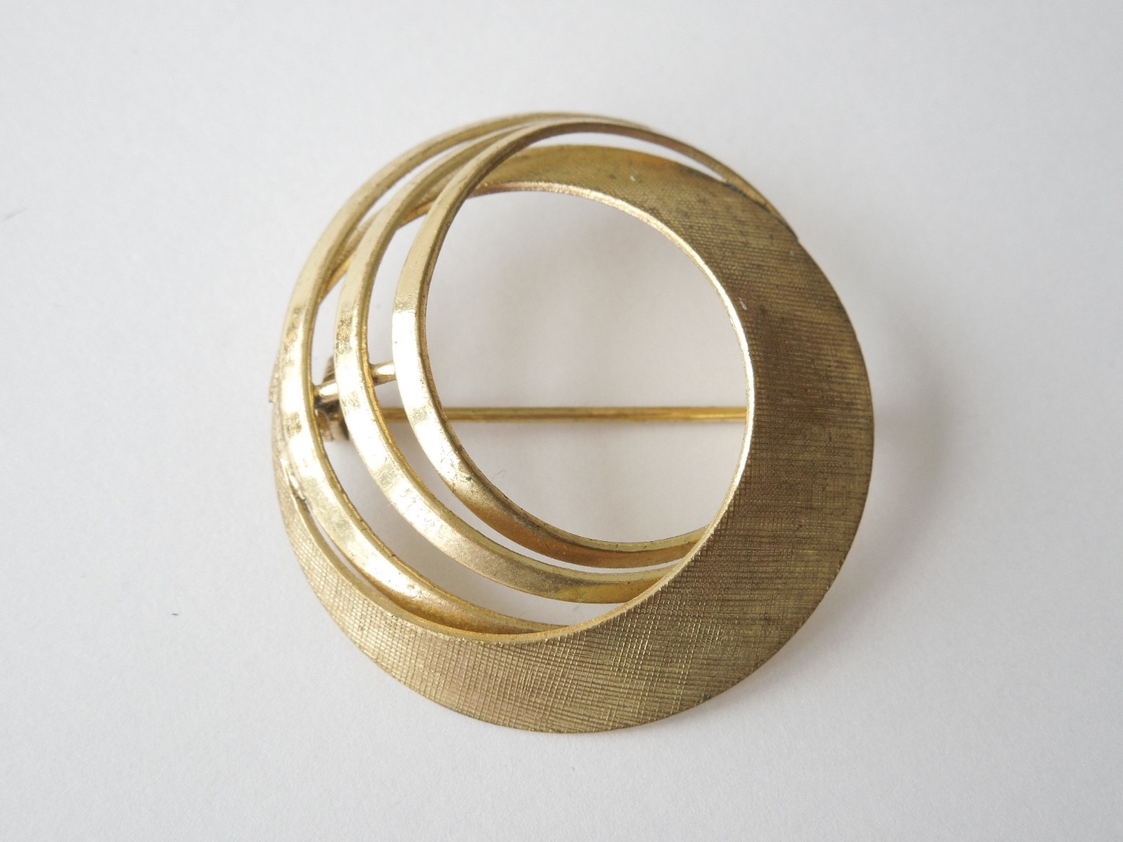 Vintage Brooch Gold-Colored Round Designer Style 7.2 g 3.8 x 3.5 cm