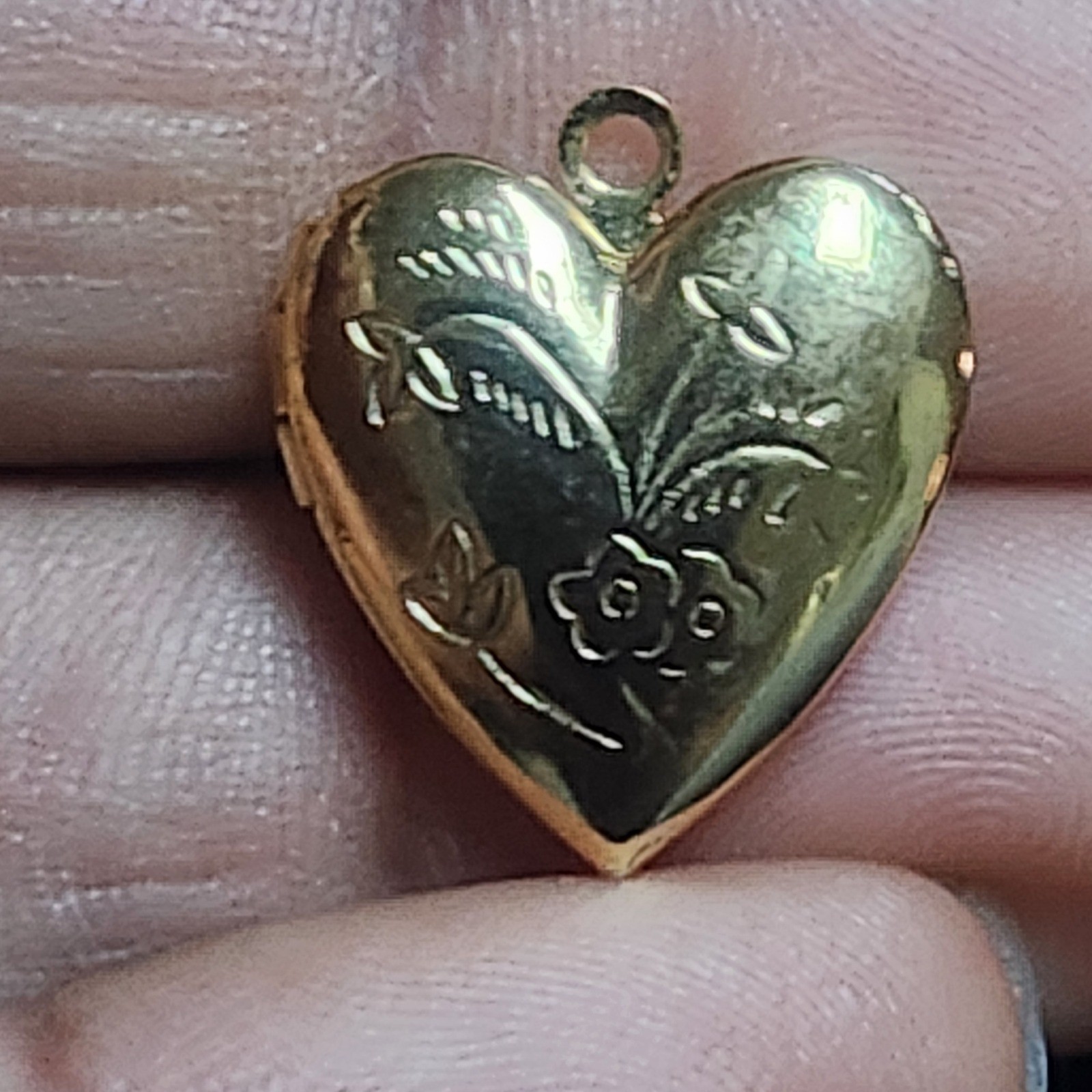 Vintage Gold Tone Etched Floral Heart Locket Pendant Charm