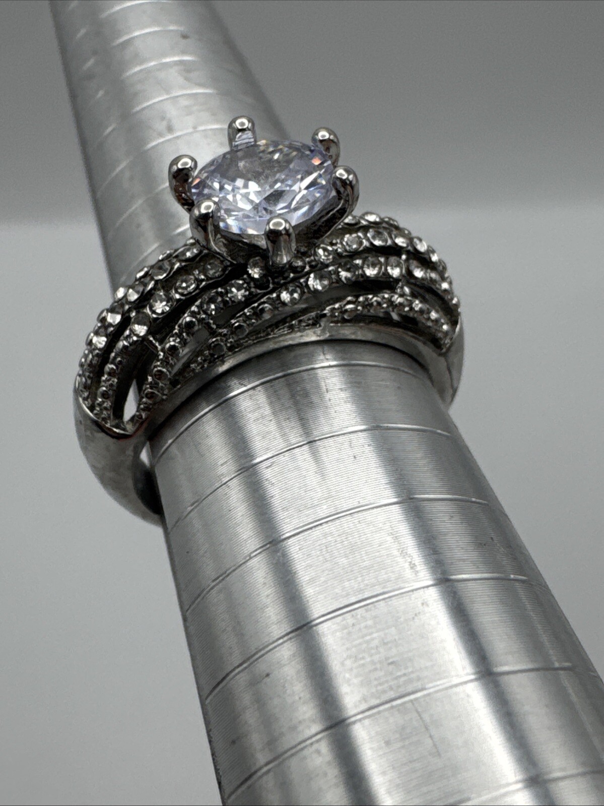 Jw1 Large Solitaire Gem With Smaller Gems Costume Fashion Ring Size 8.5 d47