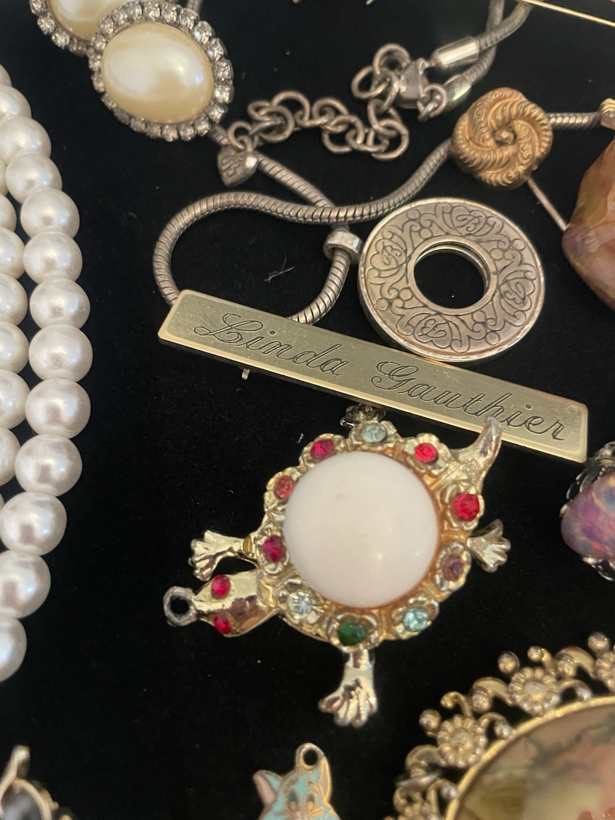 VINTAGE Junk Jewelry Lot FOR CEAFTS Some Signed Pieces Broken Singles Age Wear