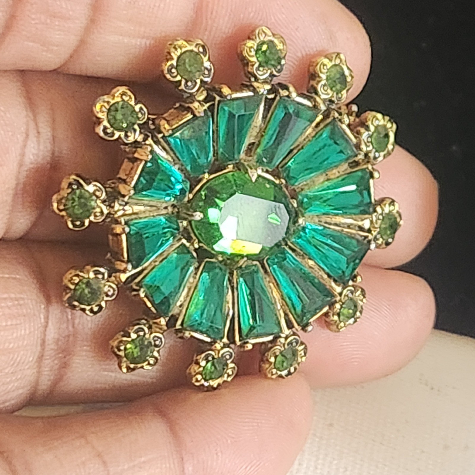 Vintage Emerald Green Sunburst Brooch Gold Tone Rhinestone Starburst Pin 1.5″