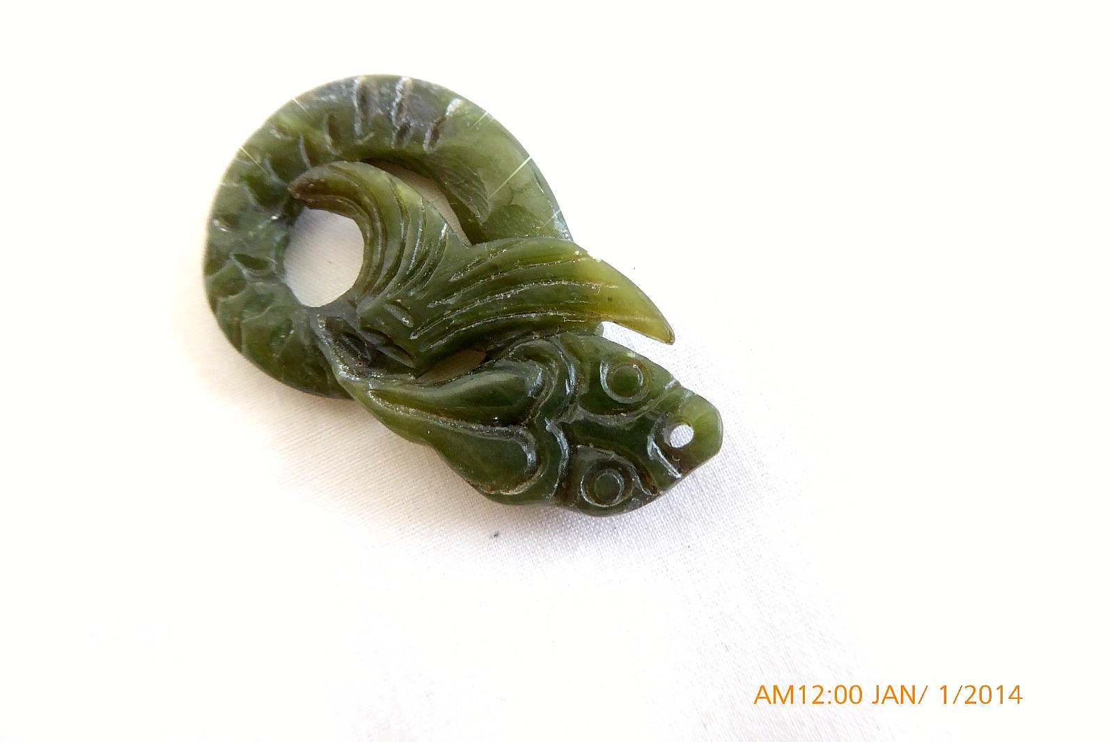 VINTAGE CARVED LUCKY JADE FISH PENDANT