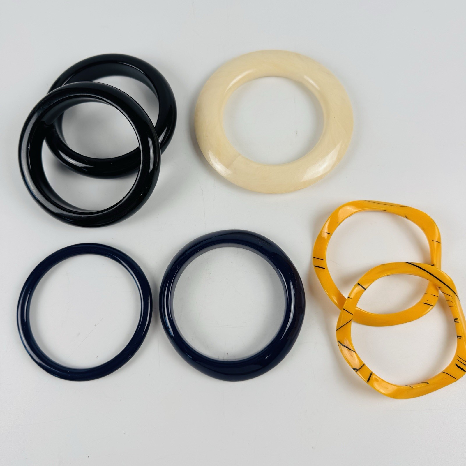 Vtg Bangle Bracelet Lot 7pc Chunky Resin Acrylic Blue Black Cream Yellow Retro