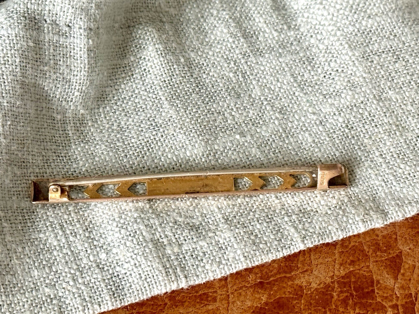 Antique 10k Gold Top Bar Brooch Engraved Flower Design Edwardian Era FJ247