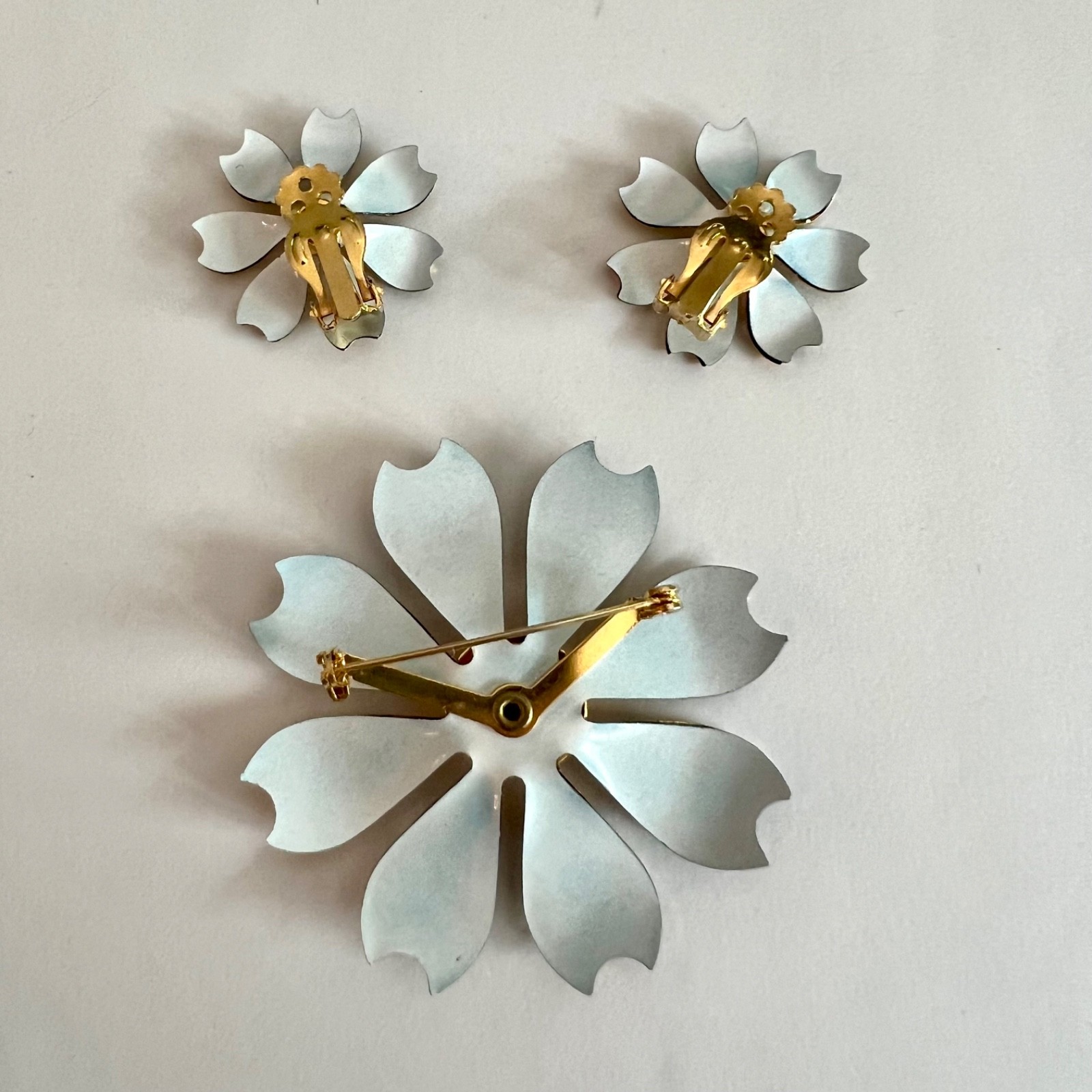 Large Vtg 1960s Gold Tone Navy Blue Enamel Flower Brooch Pin Earrings Set NICE!!