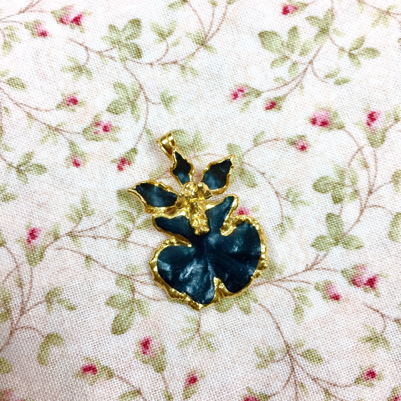 Risis 3i Natural Orchid Oncidium Small Pendant Charm Gold Plated Black 1 1/8″