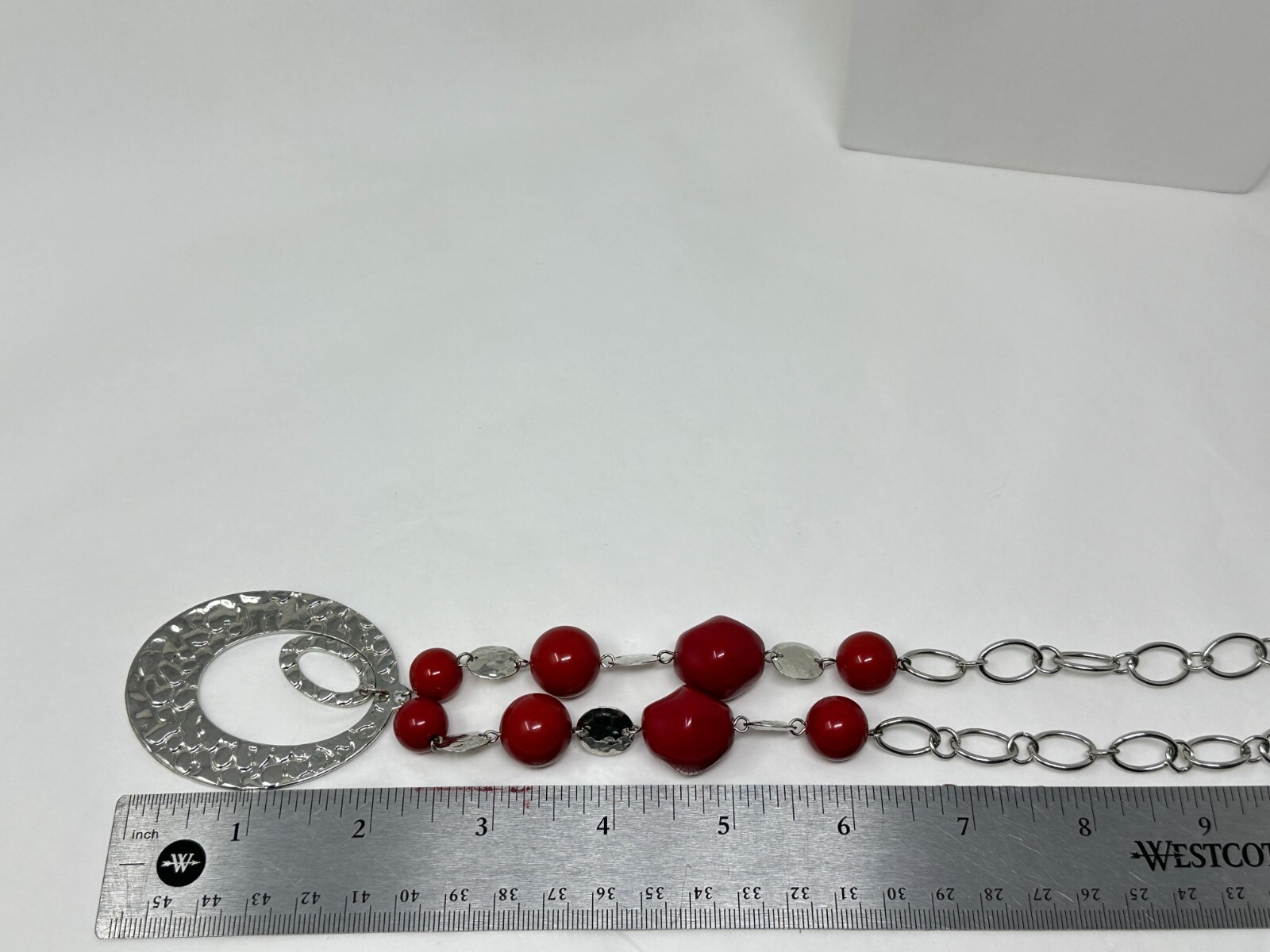Beautiful Silvertone Hammered Texture Red Plastic Lucite Bead 19-22″ Necklace