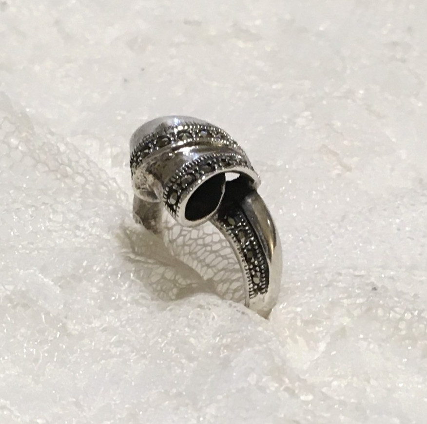 Vintage Sterling Silver Ring Womens Sz 8.25 Ribbon Bow design Marcasite Accents