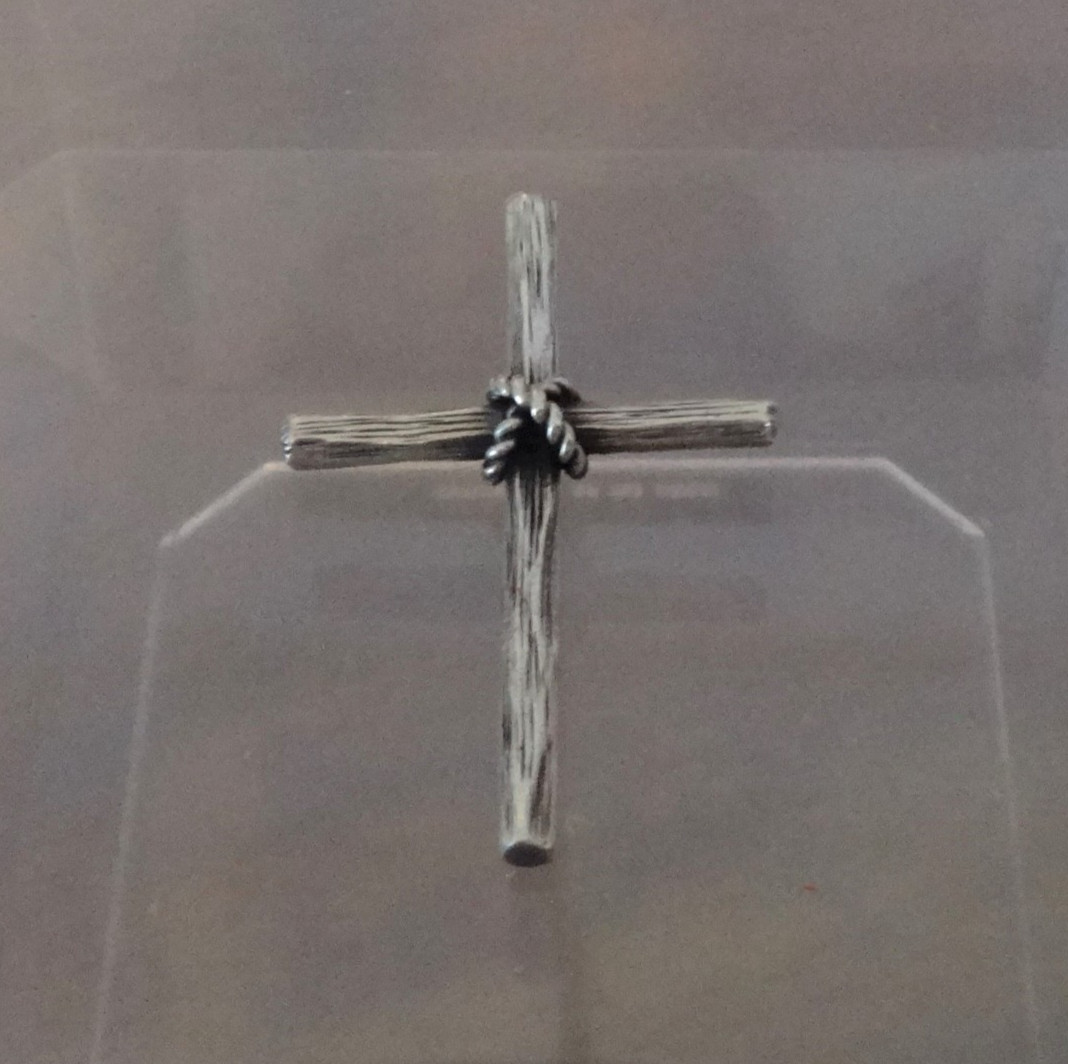 Beautiful Retired Vintage James Avery Sterling Silver Old Rugged Cross Pendant