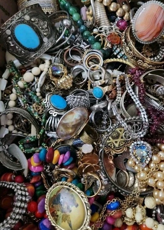 1 Pound Jewelry Costume Vintage Mix LBS necklaces bracelets pins rings etc lbs