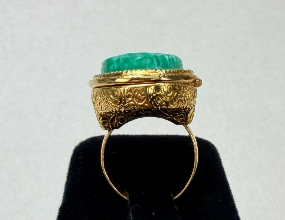 Avon Green Faux Jade Carved Oval Poison Locket Ring Gold Tone Adjustable 6-7 Vtg