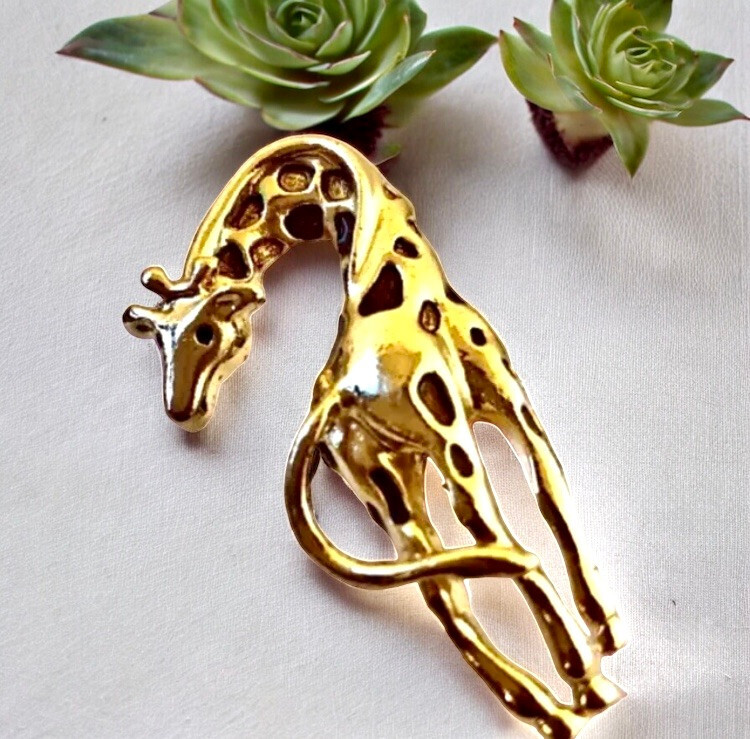 GIRAFFE Brooch Goldtone Pin with Inlaid Brown Stones
