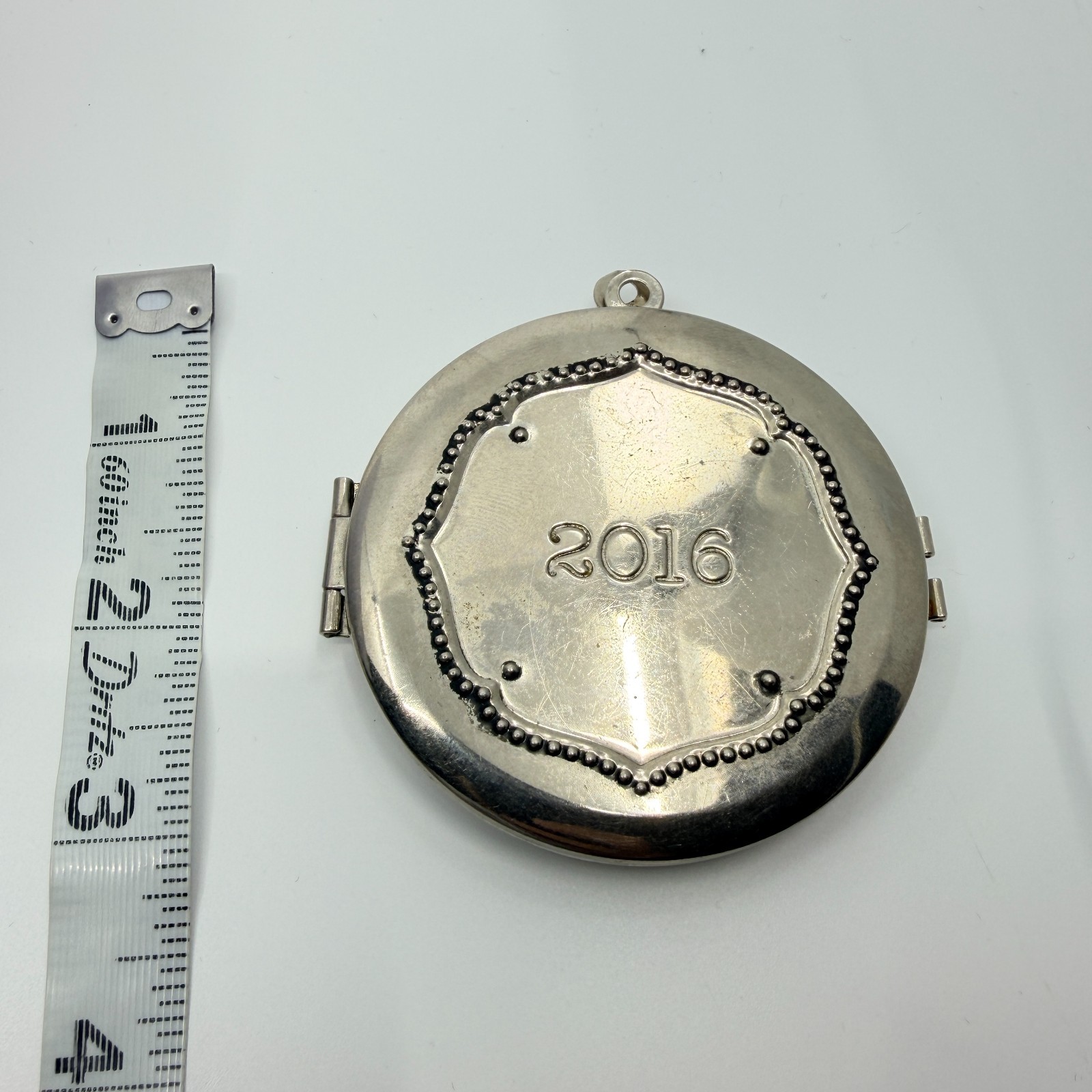 VTG Modern 2016 Commemorative Oversized Silver Tone Round Photo Locket Pendant