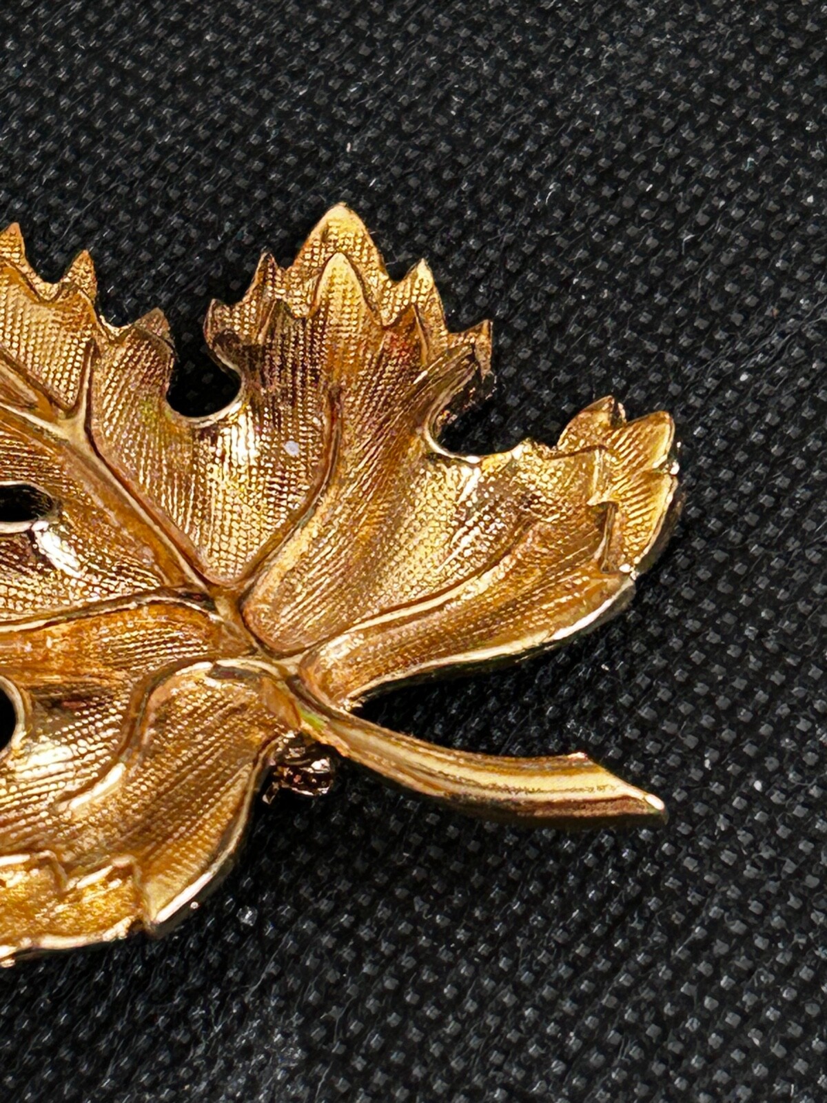 Vintage Unsigned Gold Tone Maple Leaf Pin Brooch – Beautiful! – No Metal Wear