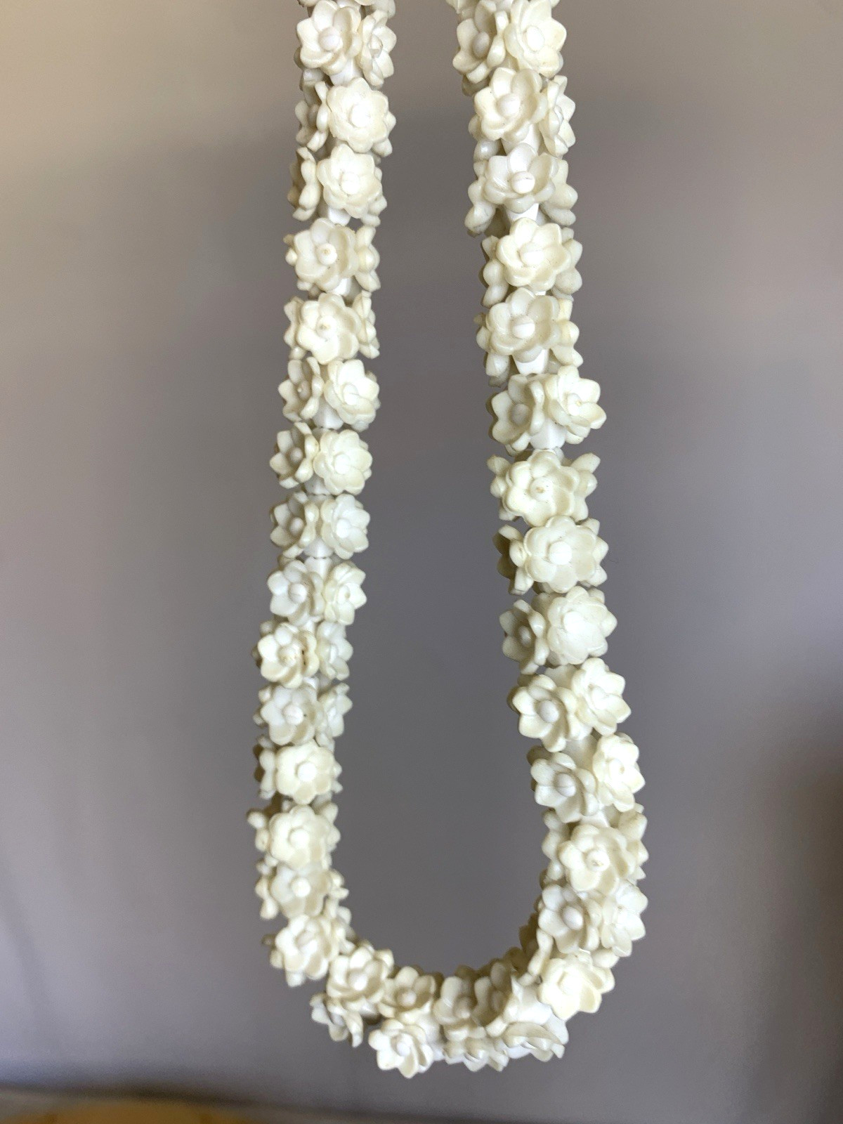 Vintage Trifari White Plastic Flower Necklace Floral Lei Choker Mid Century