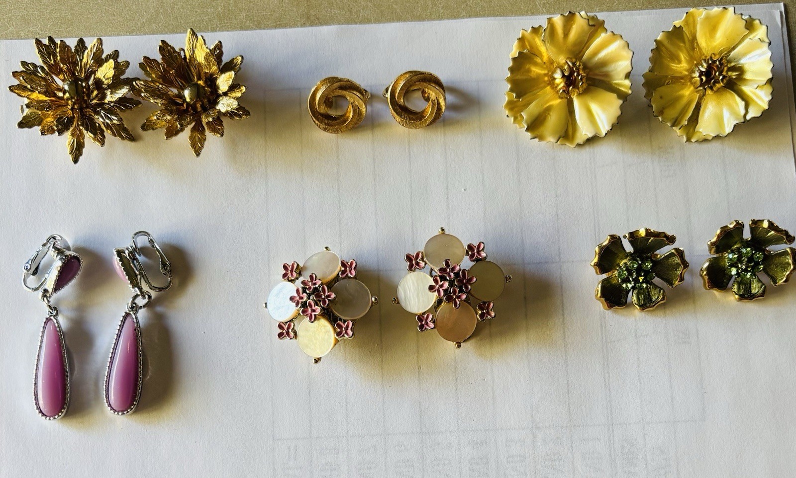 Vintage Mixed Lot 6 Pairs Women’s Fashion Earrings Multicolor Metal Clip on’s.