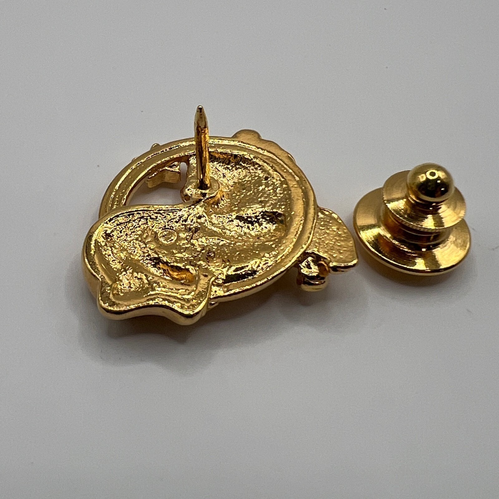 Avon Leo Lion Brooch Signs of the Future Gold Tone Crystal Accent Tie Tack Pin