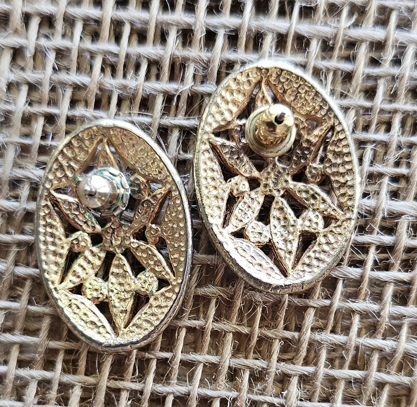 Vintage Gold Tone Oval Cut Out Floral Design Pierced Earrings 1 1/8 Inch