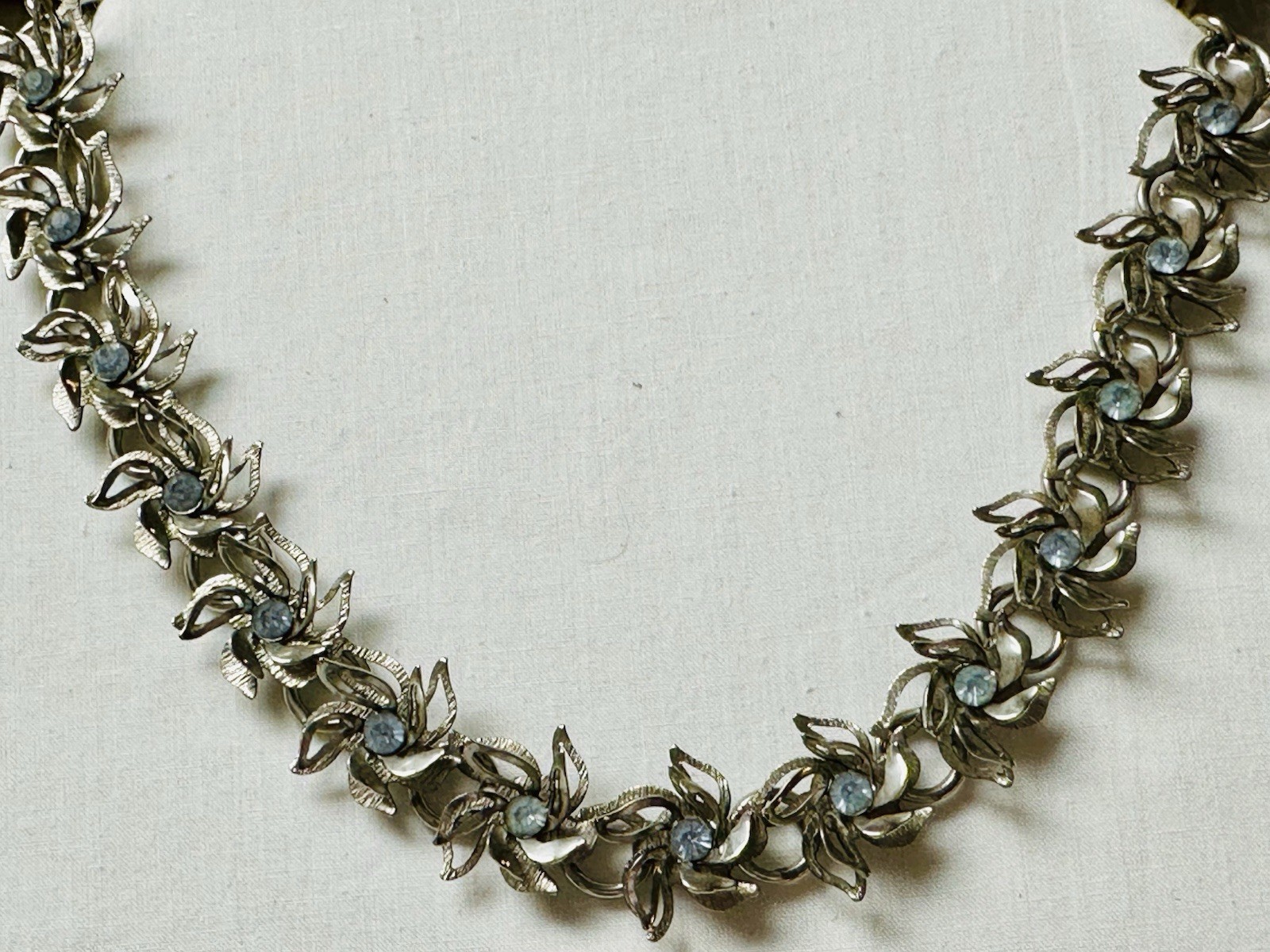 Vintage Mid Century Raised Flower Blue Rhinestone Collar Choker Necklace n908
