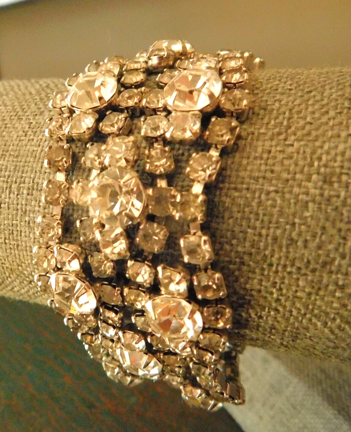 VINTAGE ART DECO LIGHT GRAY and CLEAR RHINESTONE CUFF BRACELET 7 1/4″ long