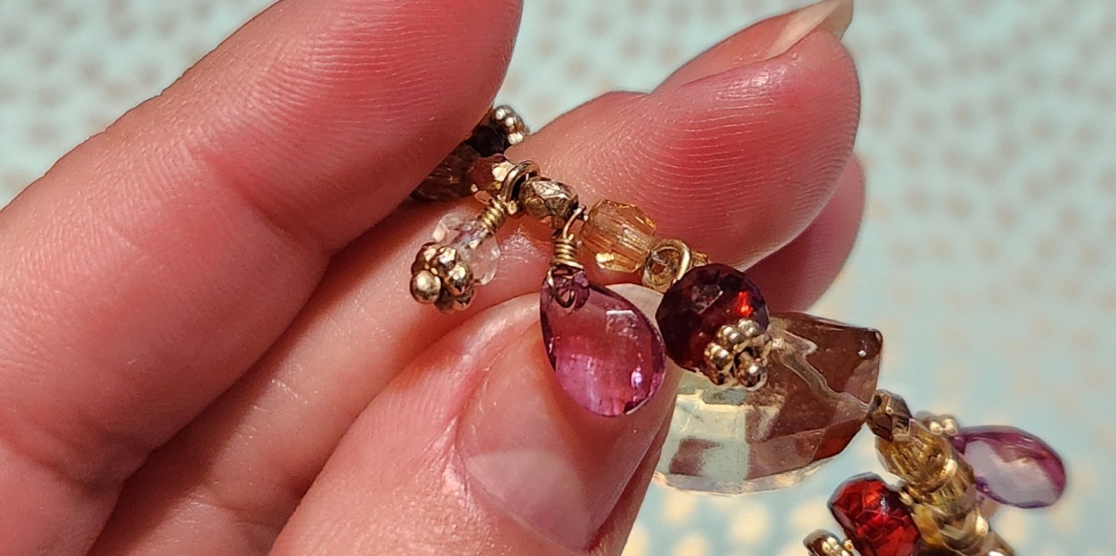 Vtg Cookie Lee faceted Purples/Yellows Lucite Charm Necklace on pale Gold chain