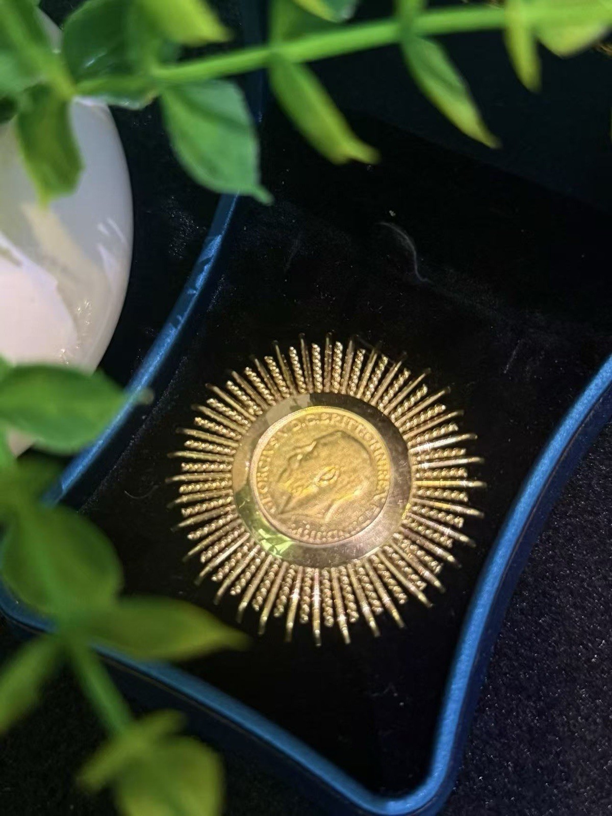 18K Yellow Gold Sunburst Brooch Mounted 22K British Gold Coin Vintage Lapel Pin