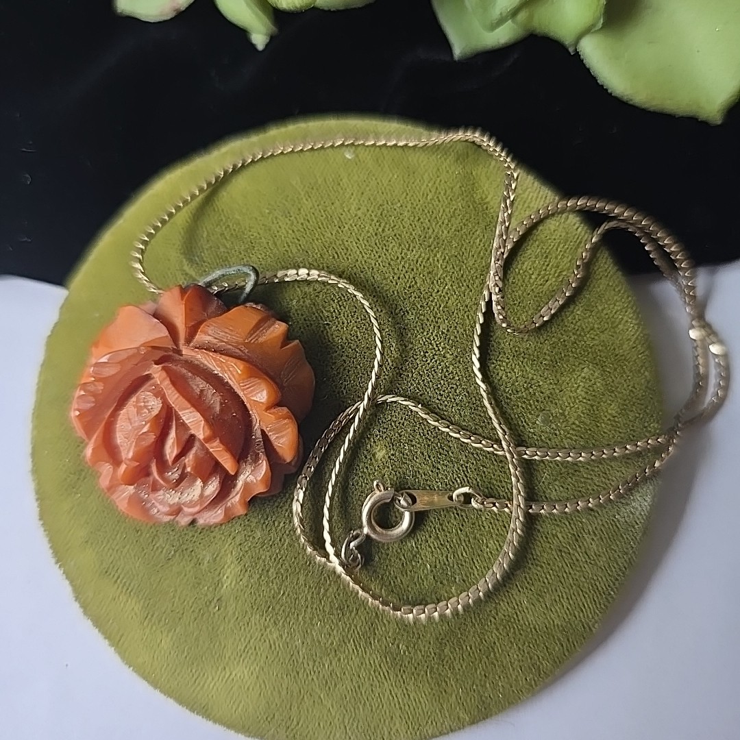 Vintage Carved Rose pendant Gold Tone Chain Necklace 18″L