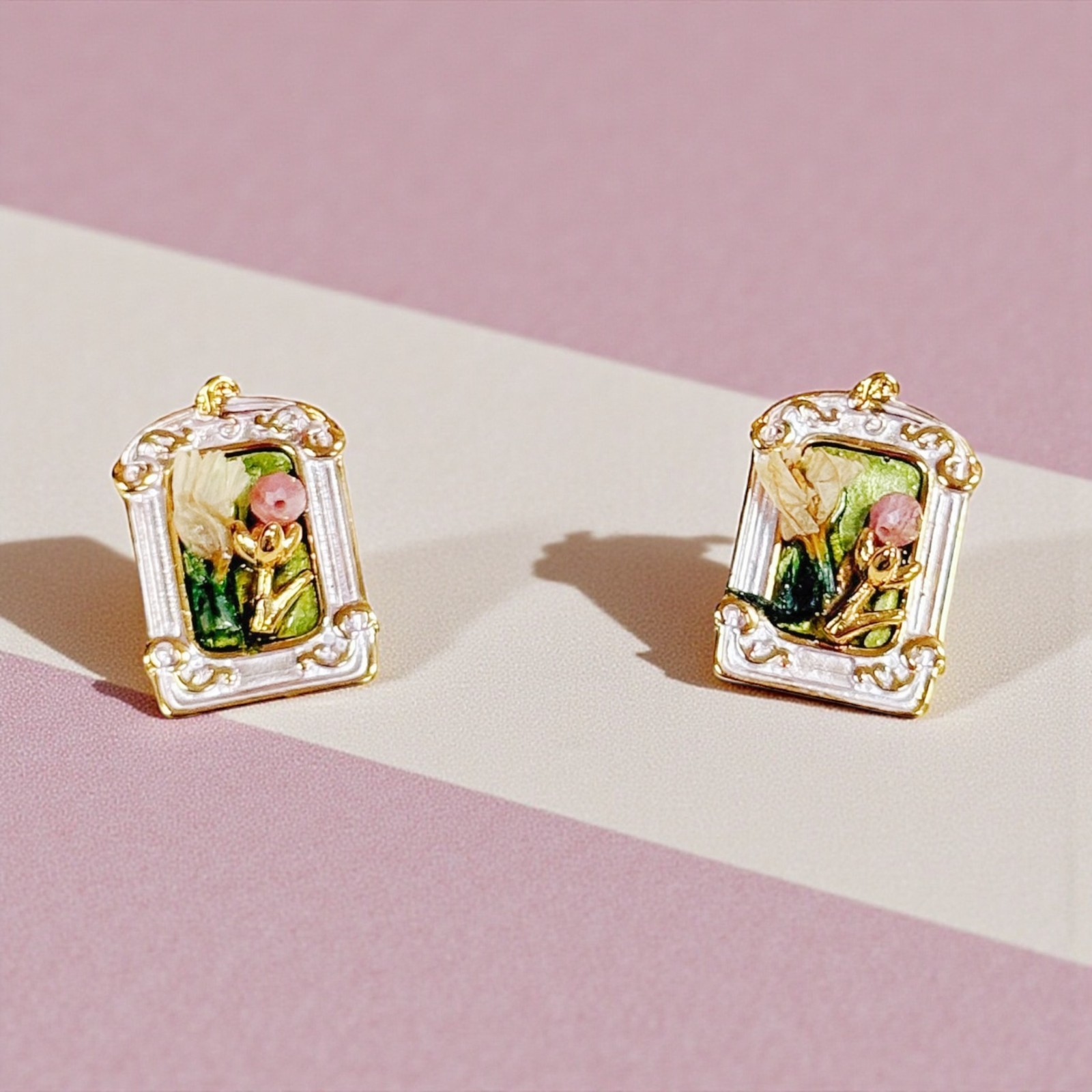 Vintage Floral Earrings, Flower stud earrings, gold stud earring, Frame earrings