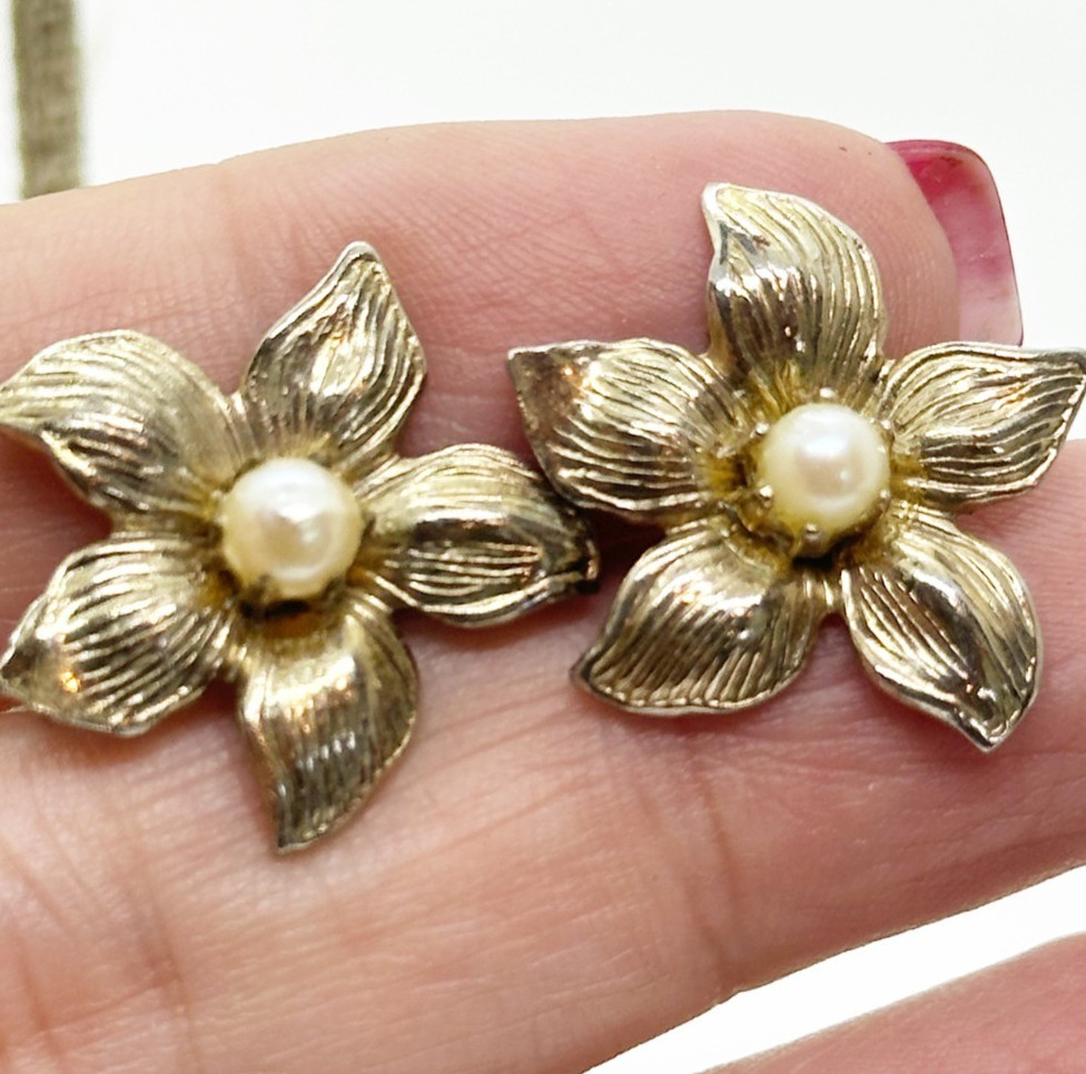 Vintage Flower Earrings Gold Tone Faux Pearl Screwback Mid Century