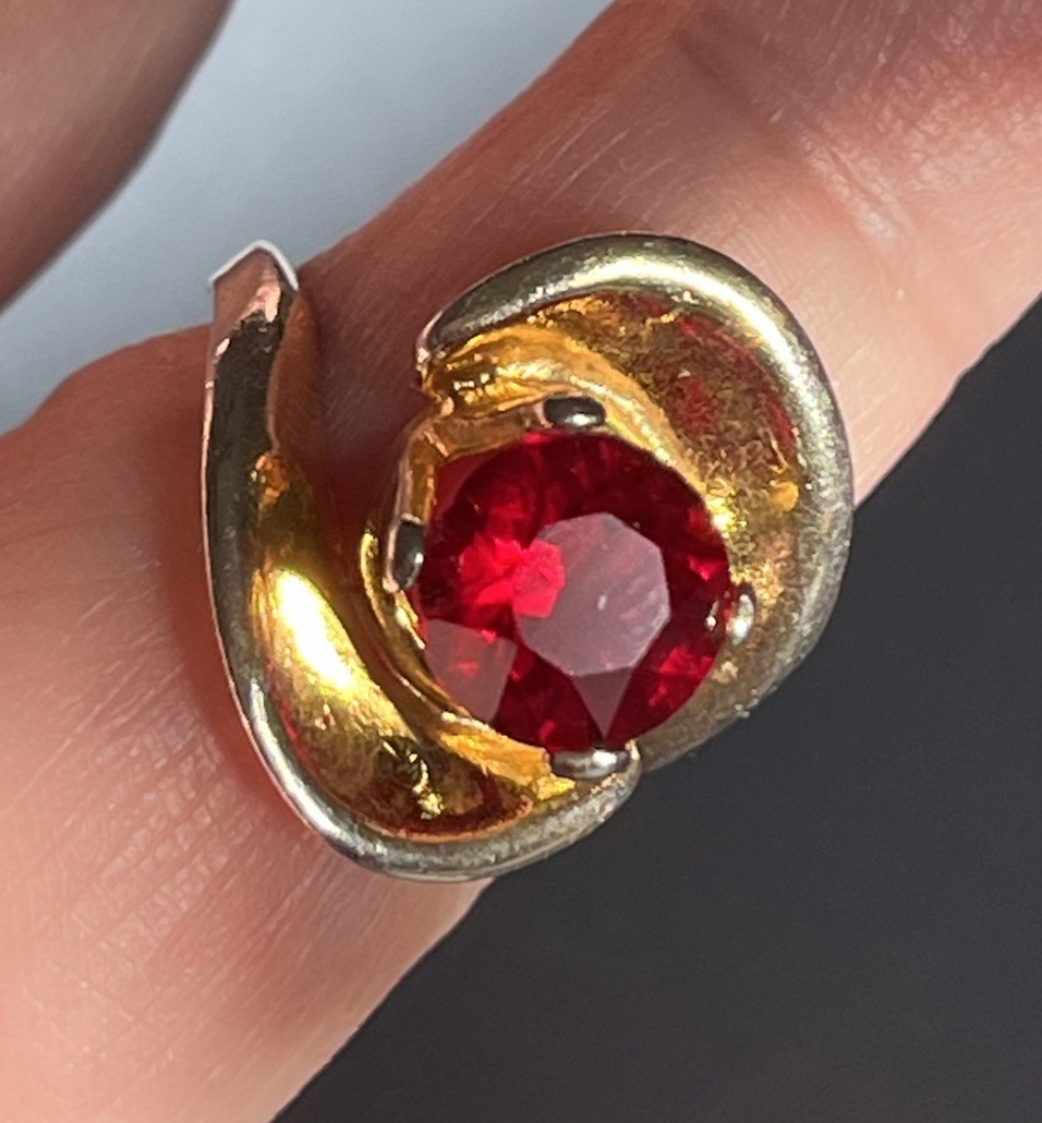 VTG Red Crystal Solitaire Gold Tone Cocktail Statement Ring Size 4.25
