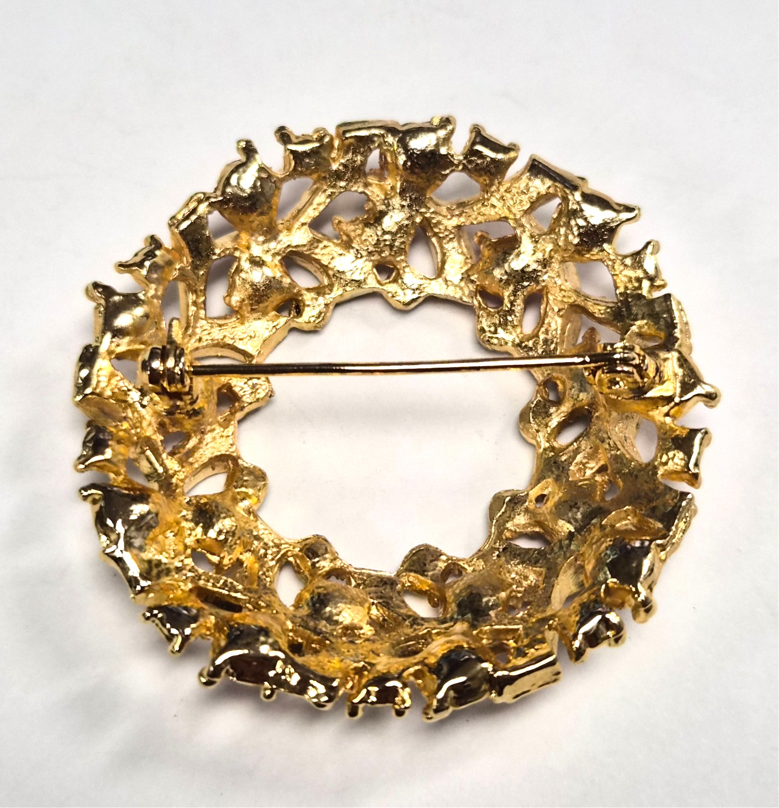 Vintage Gold Tone Rhinestone & Enamel Christmas Wreath Pin / Brooch