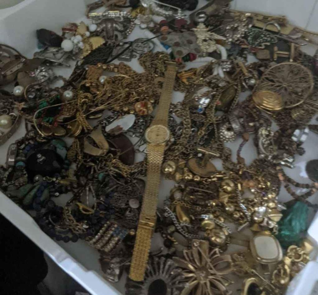 2 Pounds Jewelry Costume Vintage Mix LBS necklaces bracelets pins rings etc lbs