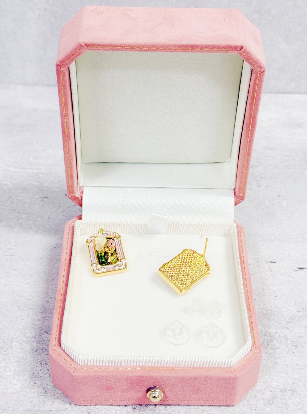 Vintage Floral Earrings, Flower stud earrings, gold stud earring, Frame earrings