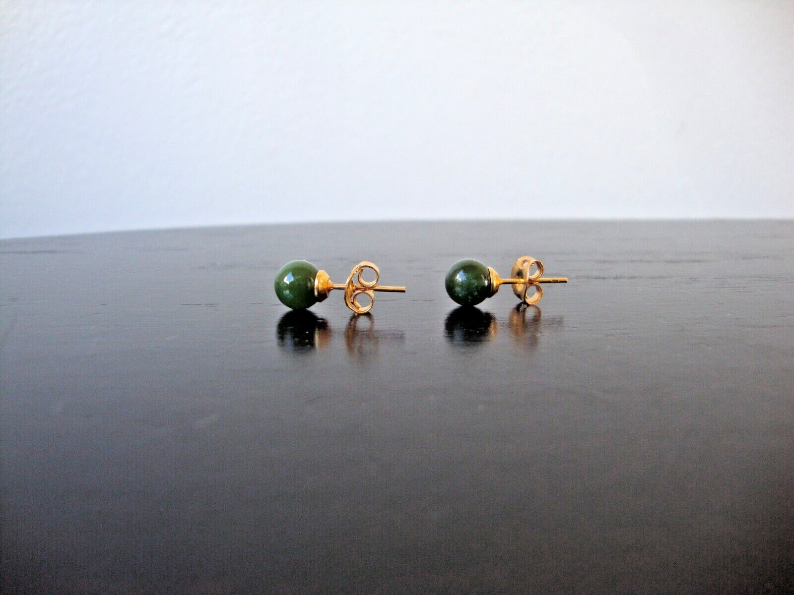 VINTAGE CLASSIC CHINESE 6MM GREEN JADE BALL YELLOW GOLD FILLED STUD EARRINGS