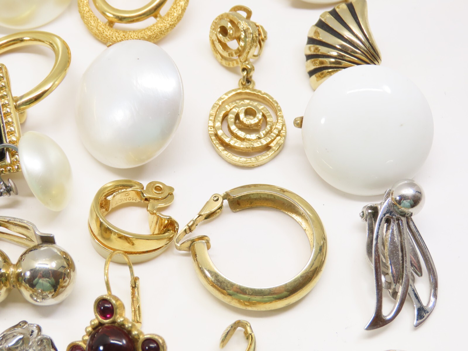 Single Earrings Lot ALL SIGNED 14 Crown Trifari Richelieu Monet + VTG 50+ D2216