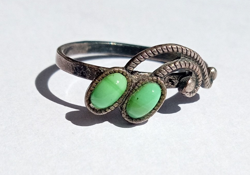 Vintage Ring Green stones Cupronickel Beautiful Women’s Jewelry size 8