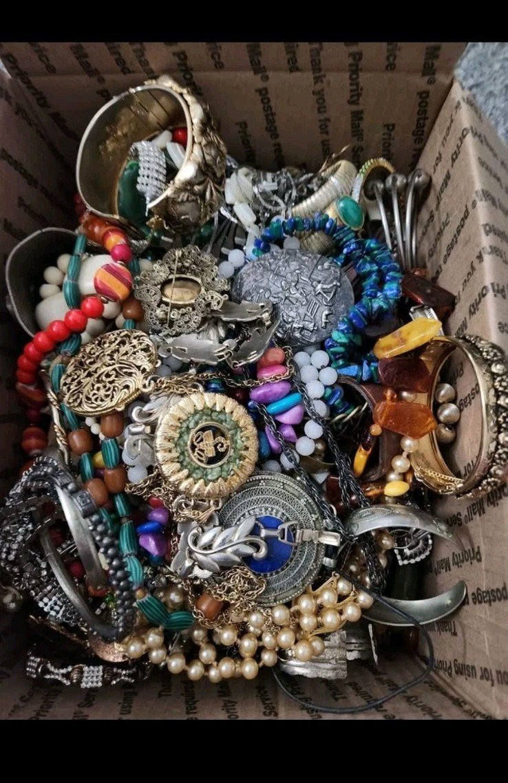1 Pound Jewelry Costume Vintage Mix LBS necklaces bracelets pins rings etc lbs