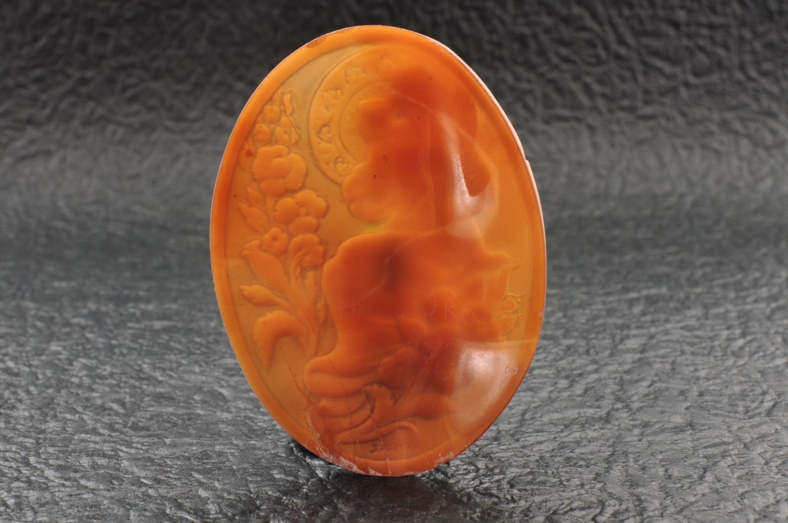 Vintage shell cameo carved “Woman drinking wine” (total 47.0ct) sign by artist.