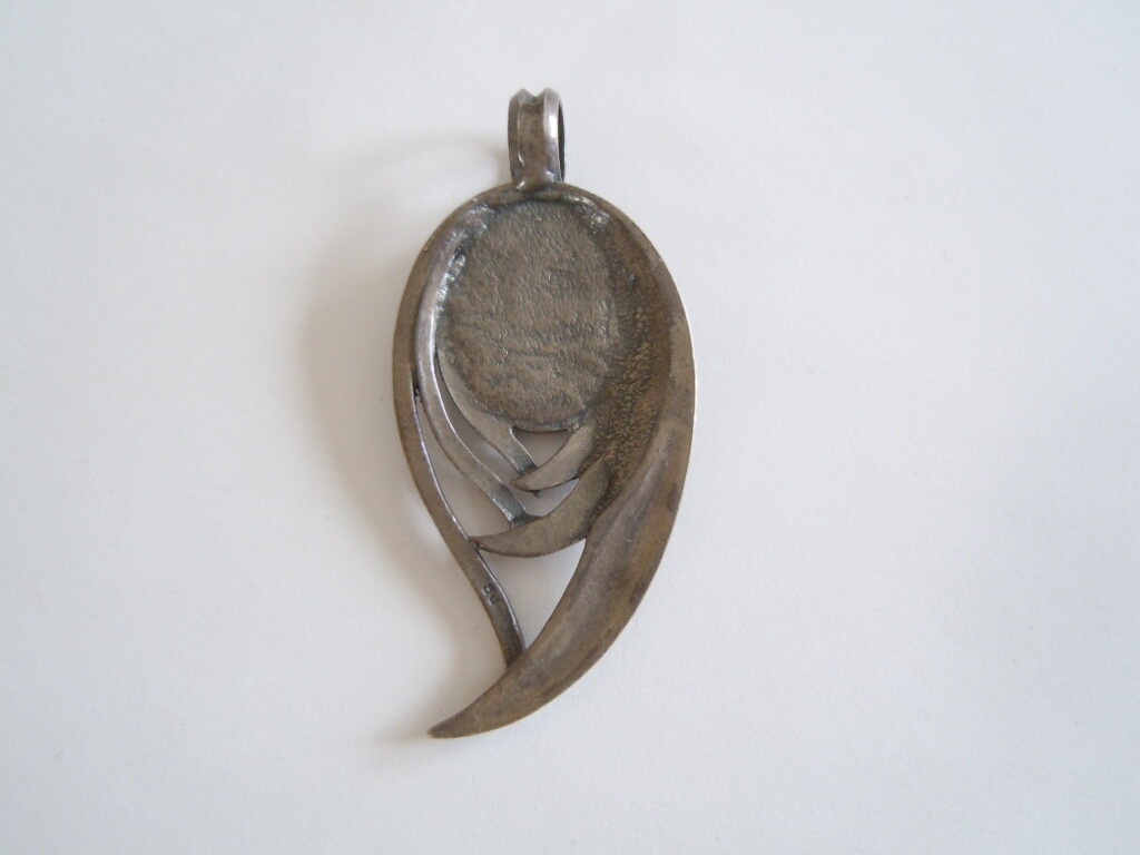 Celtic Large Silver Pendant With Coral Inlay 19.1 G / 7.2 X 3.3 Cm