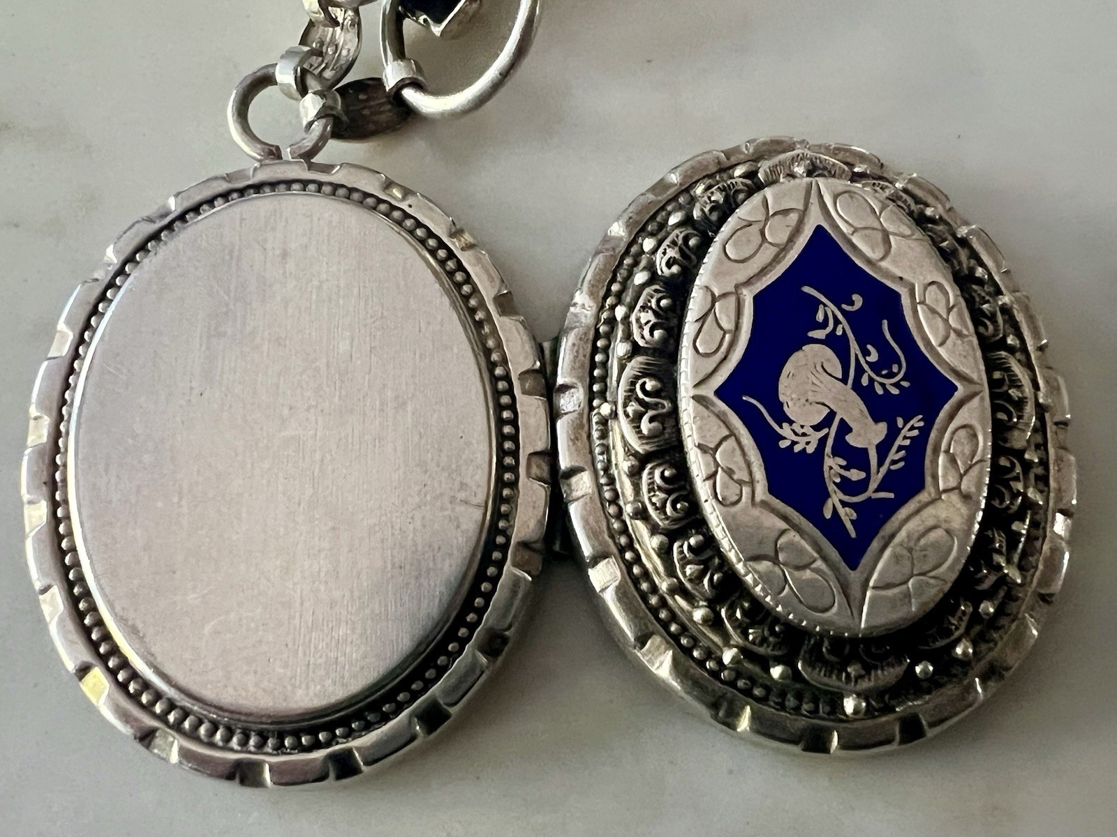 VICTORIAN REVIVAL GORGEOUS ENAMEL LOCKET SILVER TONE FANCY CUT ETCHED LINKS