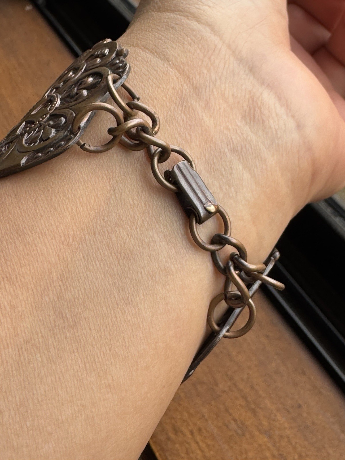 ANTIQUE BRONZE HUGE BANGLE CROWN BRACELET VINTAGE 7”-45g.