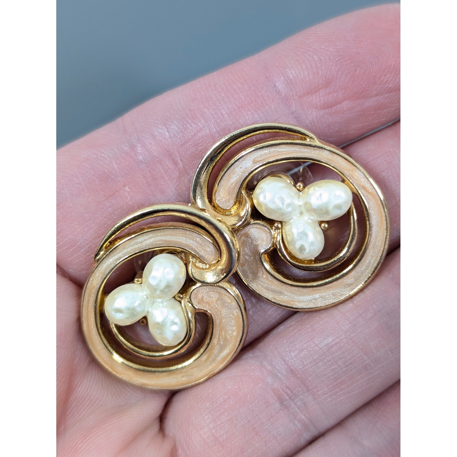 Vintage Avon Island Shell Pierced Earrings Gold Tone Faux Pearl Swirl