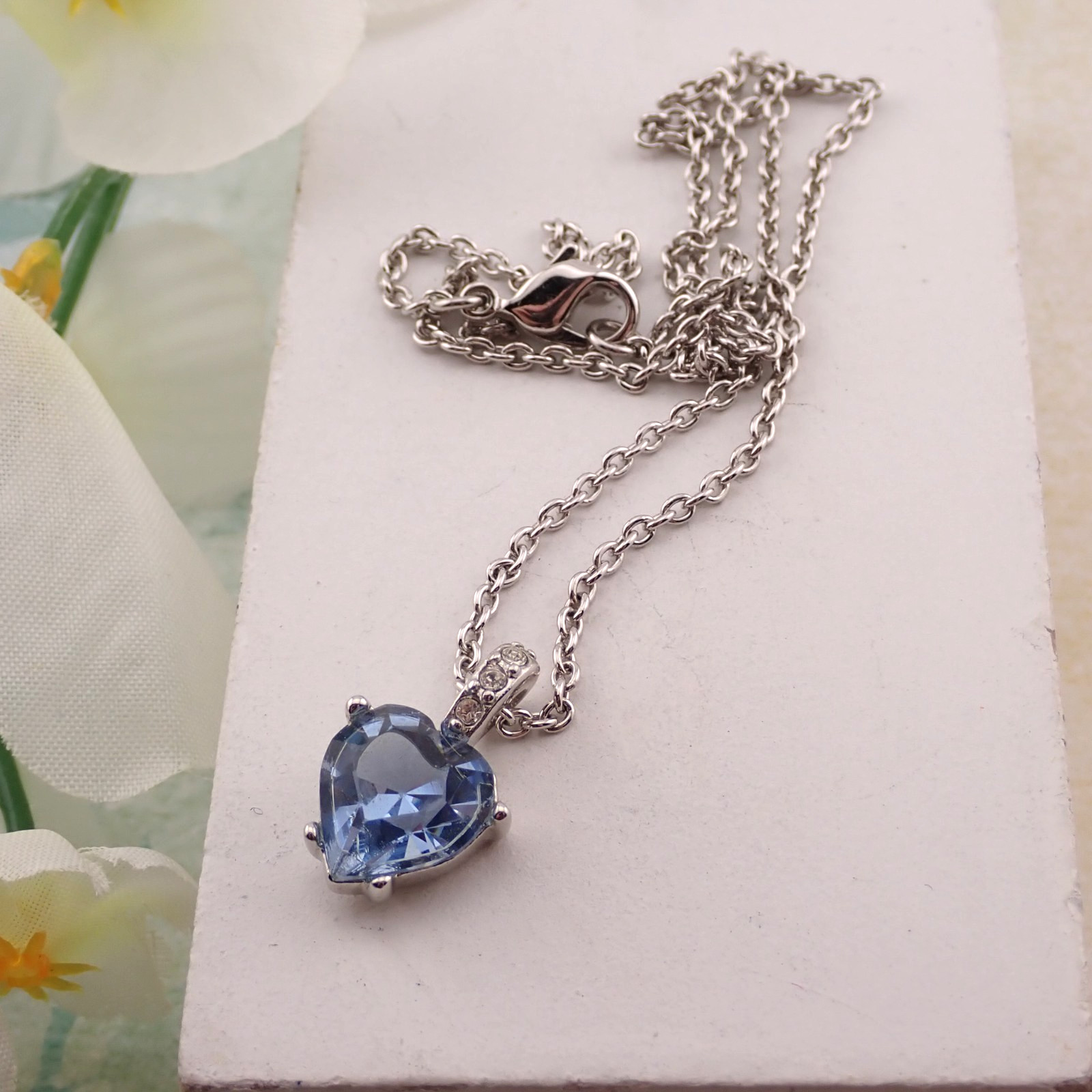 VTG Swarovski Swan Stamp Blue Crystal Heart Pendant 15 1/2″ Silver Tone Necklace