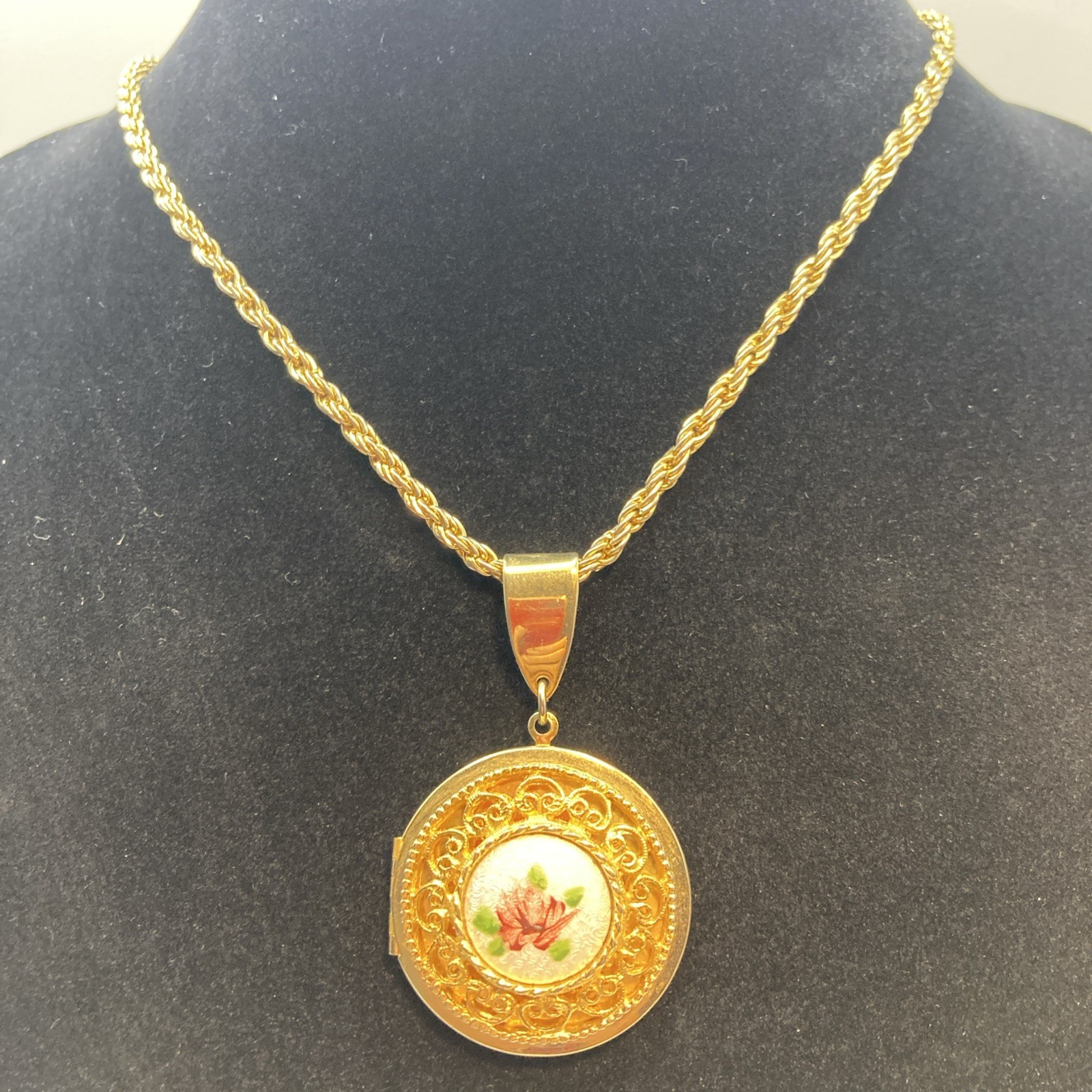 Vintage Unsigned Guilloche Gold Tone Enamel Rose Locket With 26” Chain