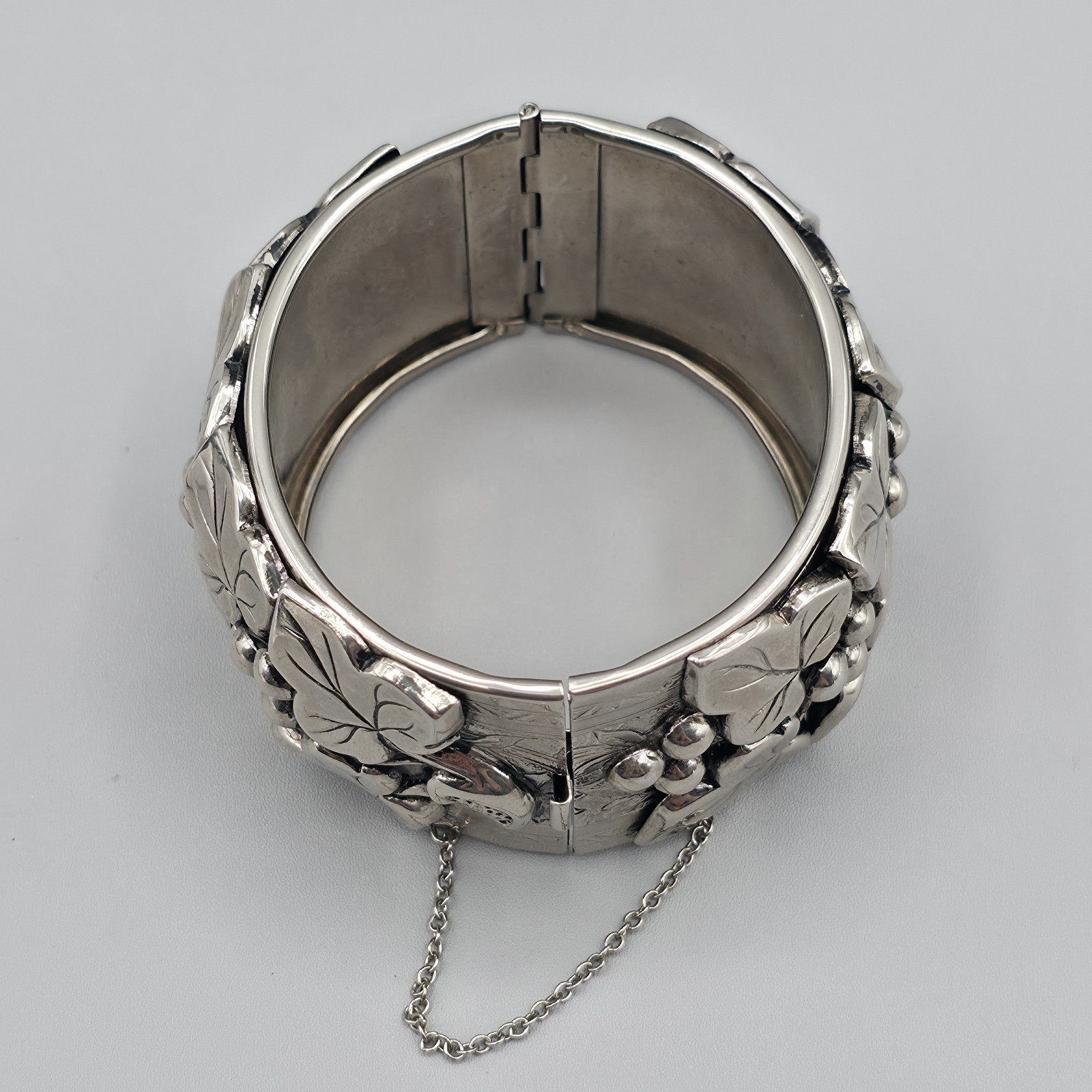 Vintage Wide Hinged Cuff Bracelet Silver Tone Grapevine Ivy Leaf Safety Chain…