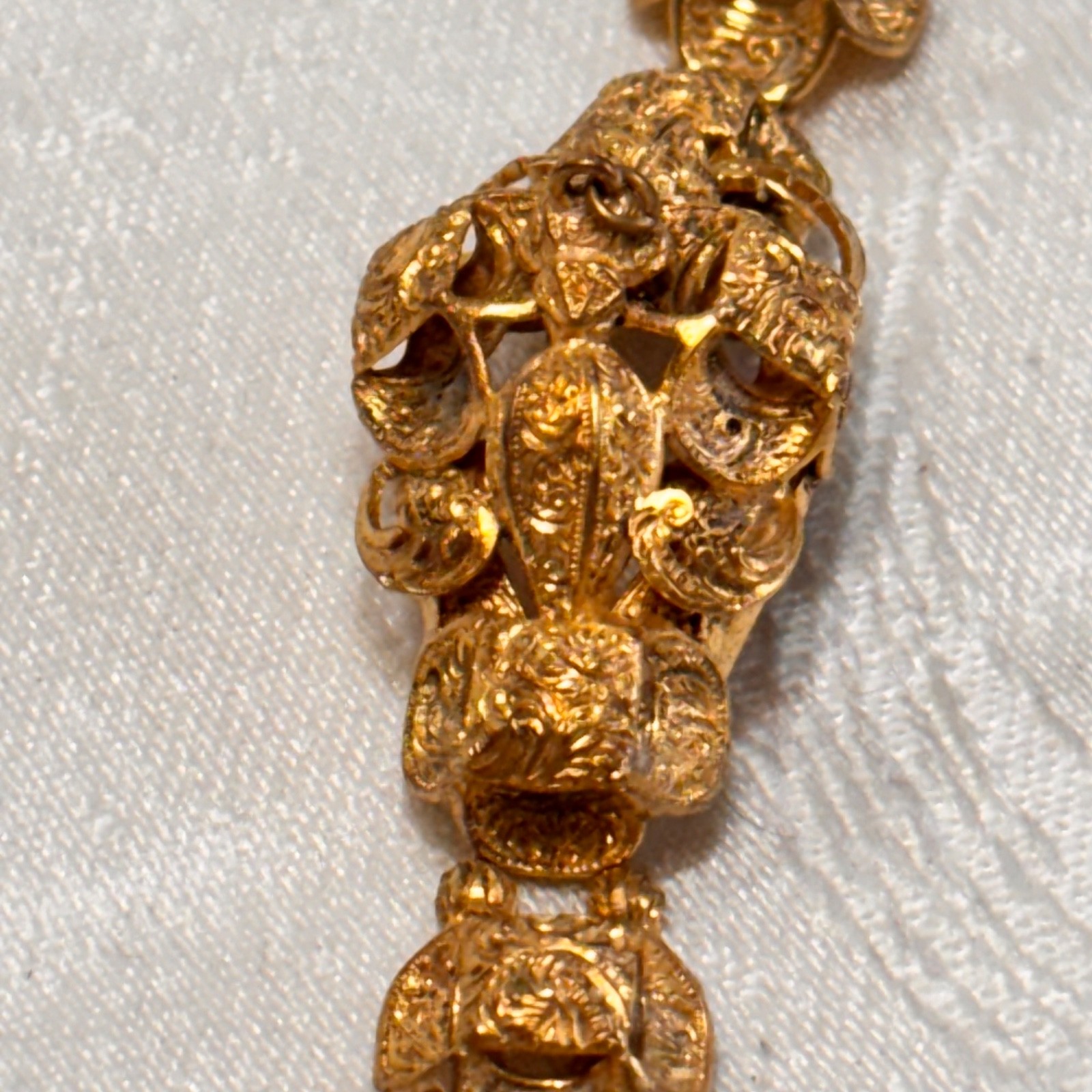 BRACELET goldtone metal temple lightweight box clasp NO BELL vintage 6 1/4″ circ